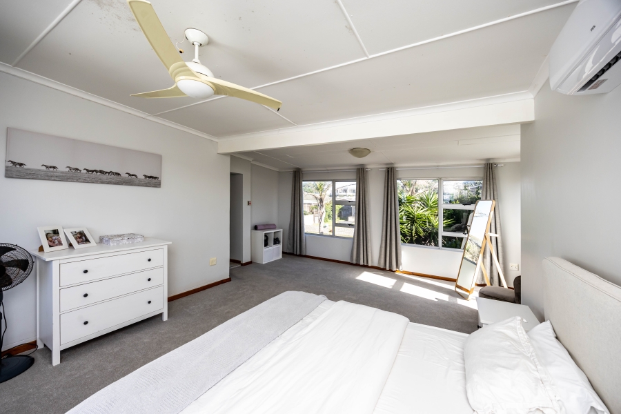 To Let 4 Bedroom Property for Rent in Kidds Beach Eastern Cape